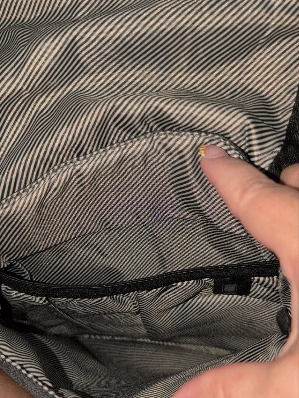 SwissGear Compact Crossbody Messenger Bag in Dark Gray and Black